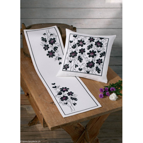 Permin, kit facile chemin de table Black Flowers (PE75-6864)