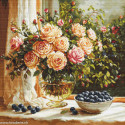 Luca-S, kit canevas petits points Vase with Roses and Blueberries (LUCASG719)